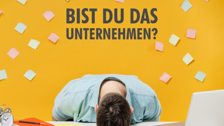 Unternehmer vornübergebeugt mit Kopf auf Schreibtischplatte